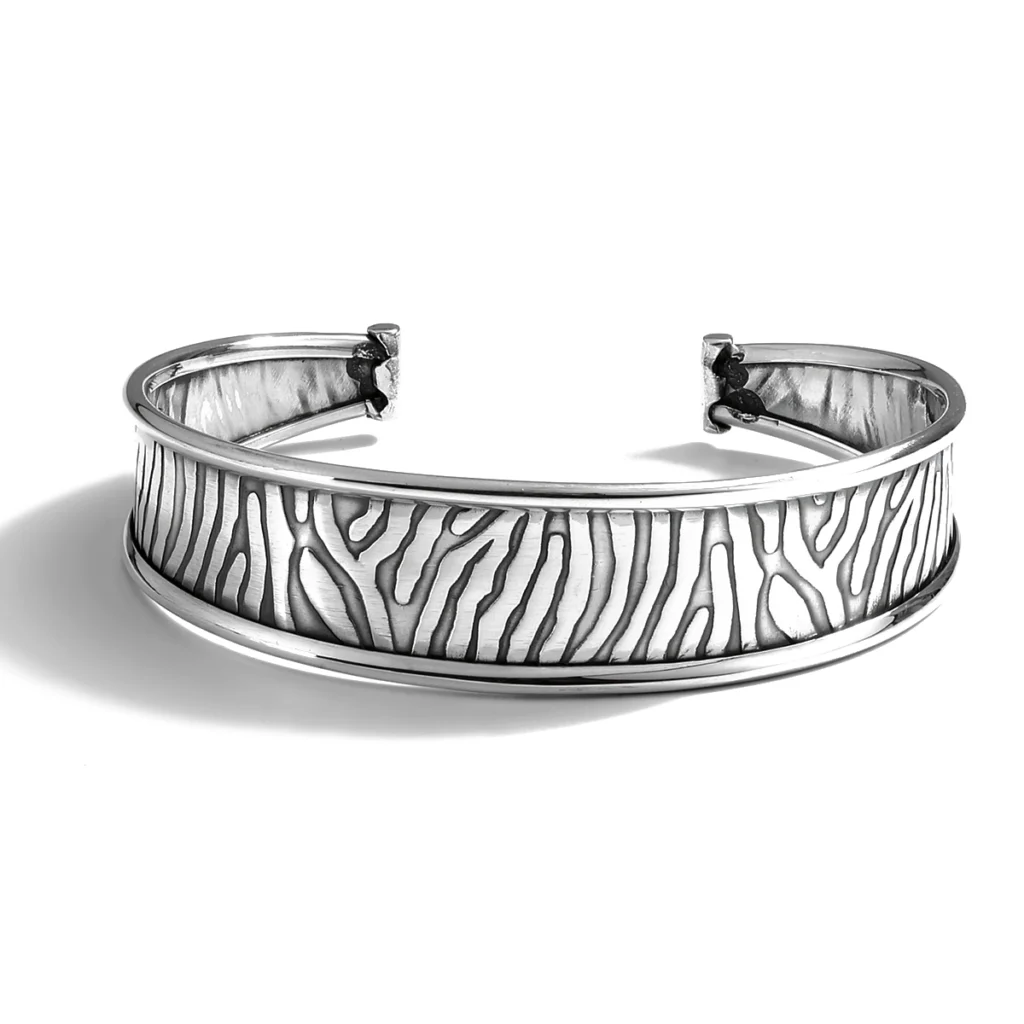 Mavi kadranlı şık bir saat